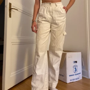 Vida jeans - Vida jeans från Bershka! Högmidjade och mycket bekväma :) Är 172 cm och passar mig som även brukar ha strl 36.