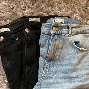 Säljer 3 par ”perfect straight jeans” från Gina tricot! 2 svarta, ett par i strl 38 och ett i 40 och de blåa i strl 40, de går precis till marken på mig som är 173💞(de svarta i 38 är något mer tvättade därför en ljusare svart) 100kr/st elr 250 för alla 3💞