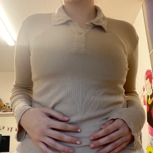 Beige tröja - Beige, stretchiga  Står S men den är så streatchig så jag skulle säga L