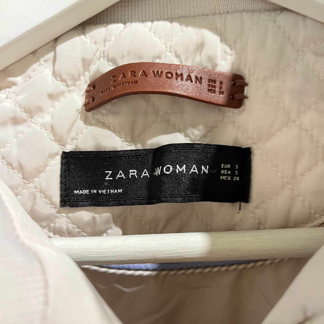 Quiltad lätt jacka, beige med gulddetaljer, zara, S. - 91