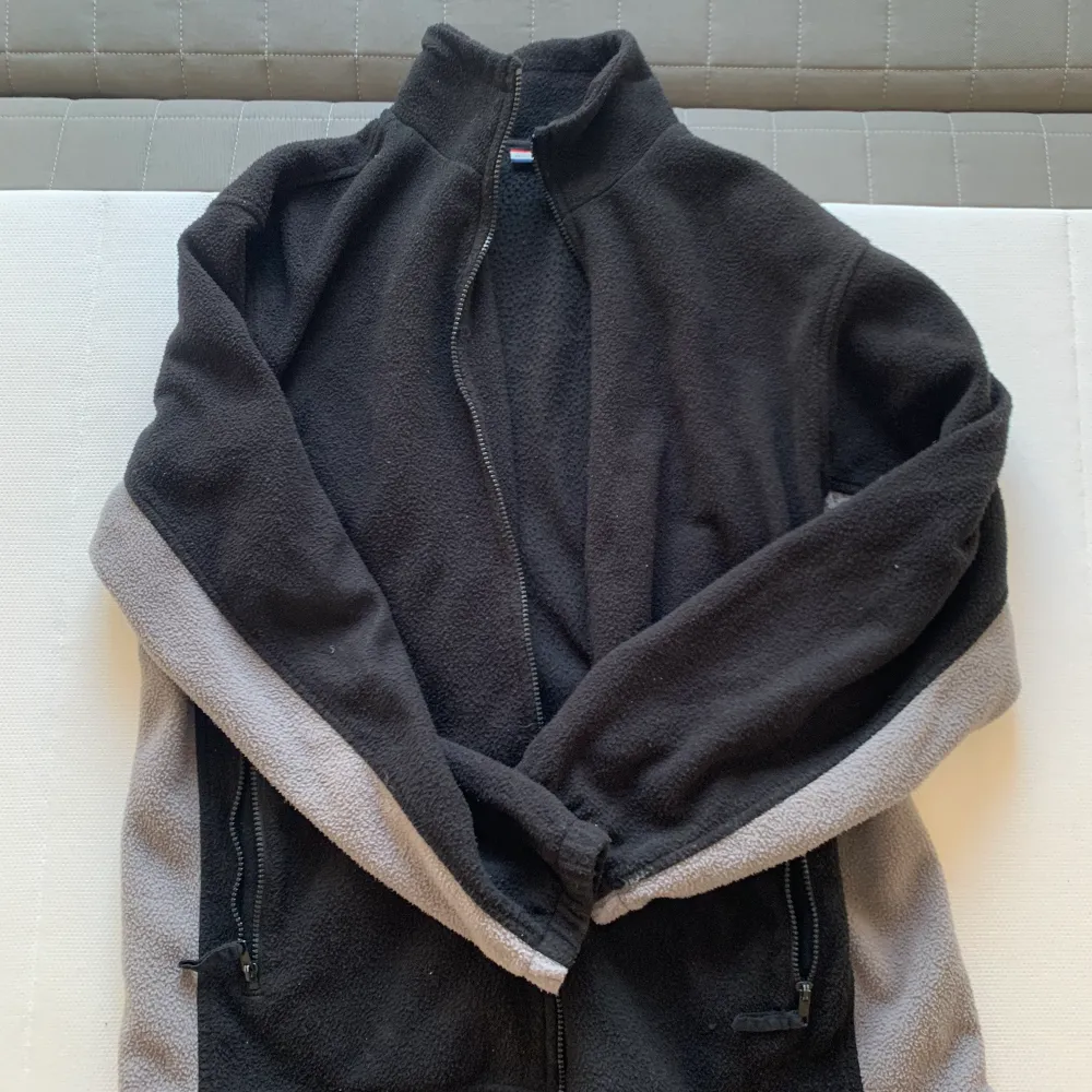 Snygg och skön fleece tröja, dock förstod på mig som har M så typ L. Perfekt inför vintern, är snygg t vardags outfits också.. Neuletakit & Villapaidat.