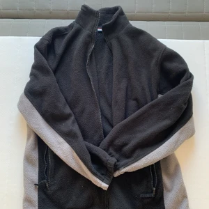 Fleece tröja  - Snygg och skön fleece tröja, dock förstod på mig som har M så typ L. Perfekt inför vintern, är snygg t vardags outfits också.