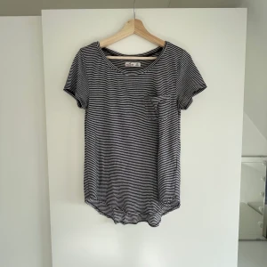 Randig t-shirt - En randig t-shirt i väldigt härligt material. Väldig skön att sova eller bara chilla i. Från Hollister. Storlek XS, men kan oxå passa S. Pris kan diskuteras. Frakten är inräknat i priset😊🌸