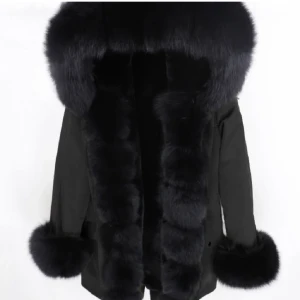 Fatimaparkas - Jätte fin fatimaparkas i storlek xs men passar även de som bär s. Använd få gånger och ser ut som en helt ny, dessutom har den äkta päls.  Ny pris 3800