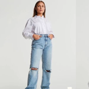 Jeans Maja Nilsson Lindelöf x Gina - Jeans med hål vid knäna från Maja Nilsson Lindelöf x Gina Tricot. Bra passform och väldigt sköna, men säljes då de inte kommer till användning 💗 frakt tillkommer 