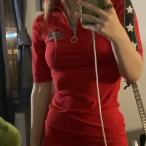 NewYork fitted klänning  - Röd tajt klänning. Prislapp sitter fortfarande på. Fick den i present men inte riktigt min stil. Skriv gärna in förslag på pris <3