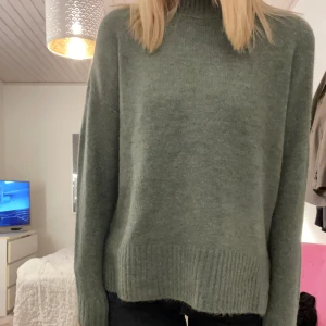 Grön stickad tröja  - Oanvänd stickad tröja i en miltärgrön färg💓