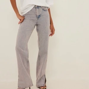 Jeans med slits - Aldrig använda, storlek 38. Säljer för 579kr