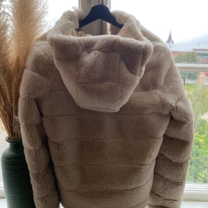 Samsoe samsoe pälsjacka - Sparsamt använd pälsjacka från samsoe samsoe. 