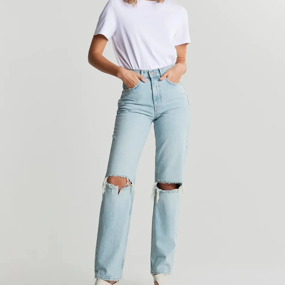Högmidjade ljusblå jeans med hål vid knäna! Storlek 32 men passar mig som vanligtvis är en storlek 36 Och 164cm! Super fina och långa.💝köpta för 500kr säljer för 100kr!. Jeans & Byxor.