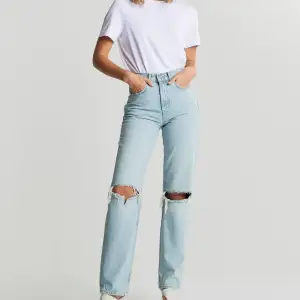 Högmidjade ljusblå jeans med hål vid knäna! Storlek 32 men passar mig som vanligtvis är en storlek 36 Och 164cm! Super fina och långa.💝köpta för 500kr säljer för 100kr!