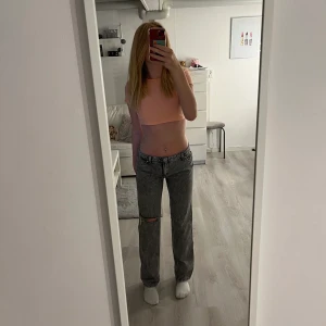 gråa jeans - säljer ett par gråa lågmidjade jeans från newyorker i storlek M!! dom har ett hål i vänsterben, 250kr+ frakt