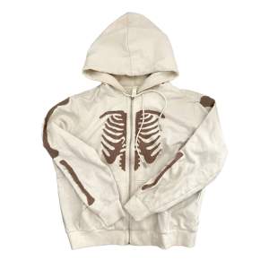 y2k skelett hoodie, mer offwhite ish än vit🙏 köpt av en tjej på plick som gjorde dessa på beställning!! gjord på en h&m  hoodie i strl L