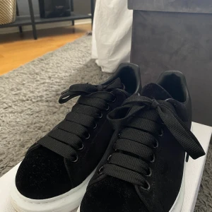 Alexander mcqueen skor - I princip helt oanvända Alexander mcqueen skor i jätte bra skick. Säljer pga att dem inte kommer till användning. Storlek 37 