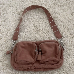 Väska  - Snygg väska från Gina tricot. Köpt på ca 300kr säljs för 150 kan budas upp och ner. Bra skick inga hål, märken eller fläckar. Dragkedjan funkar som den ska. 