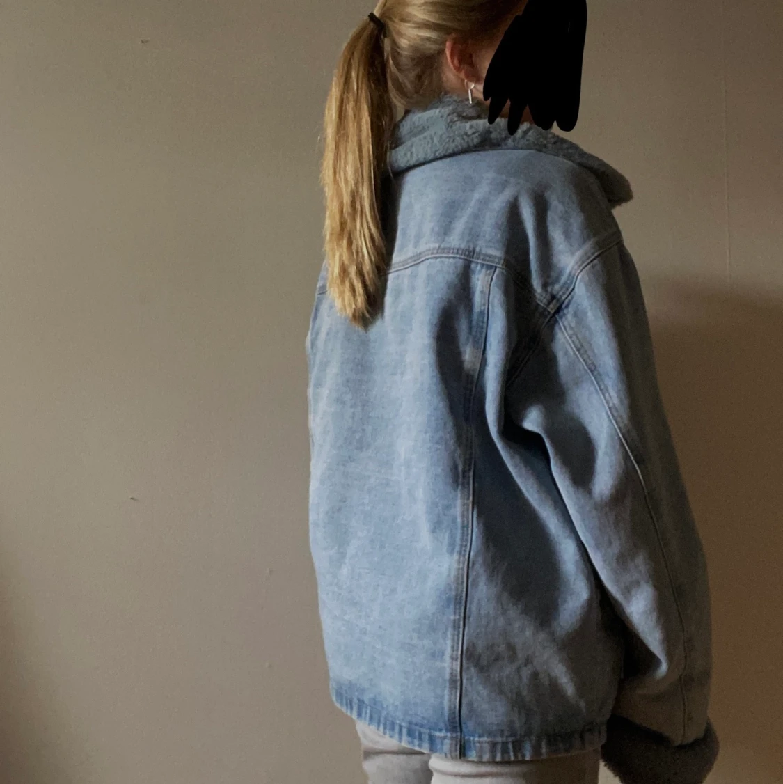 Blå jeansjacka med päls - 90