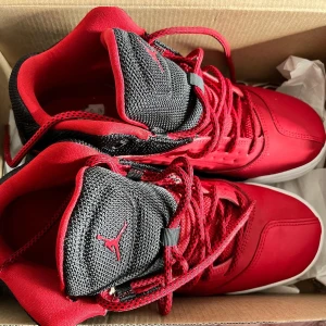 Jordan New School  - Använda några gånger men i superfint skick. 