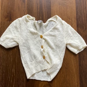 Gullig kofta  - Gullig kofta som inte kommer till användning 