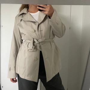 Vintage kort trenchcoat - Säljer en kort trenchcoat jag köpt vintage, bra skick!🤍⚡️