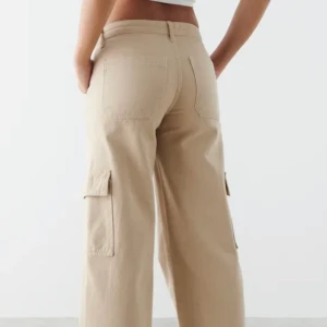 jättesnygga cargo byxor från gina!! - (lånade bilder!!) säljer dessa jättesnygga helt oanvända byxor (endast provade) från gina. säljer för att dom är förstora för mig i midjan. nypris är 499 och säljer för 300+frakt då de är i jättefint skick. storleken är 24 och längden är bra! (är 163) 💘💘