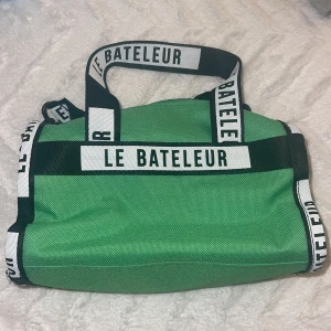 Väska - Väska mellan storlek. Oanvänd. Inte funnit användning för den och hoppas någon annan kan göra det, kan mötas upp eller skicka