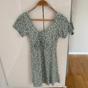 Klänning - Säljer denna sommarklänning från shein easy wear, den har blommiga detaljer och är mycket skön💕