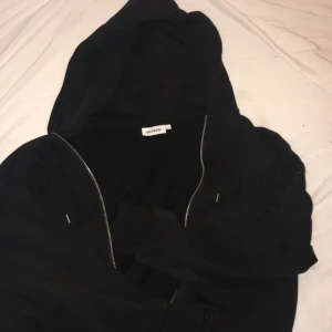 Weekday oversized zip hoodie  - Den är nästan aldrig använd och i bra kvalitet. Passar en xs-m.  Skicka meddelande ifall ni vill ha mer bilder/information. Tar bara swish för tillfället.