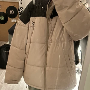 pufferjacka vinter SWEET SKTBS - stor vinterjacka från junkyard i jättebra skick! originalpriset var runt 1000kr. kan mötas upp i stockholm eller skicka med postnord <3 