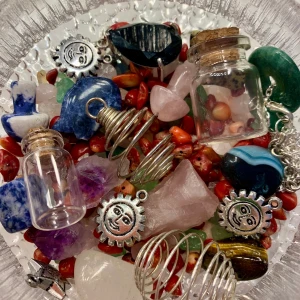 Kristallkonfetti  - KRISTALLKONFETTI!  Innehåller:  Rosenkvarts chips  Grönventurin chips Kristallsvampar Rå rosen kvarts Rå ametist Olika strlk kristallburar Tomma spellyars Tumlade sodaliter, agater, tigeröga, dalmatinjaspis.  Charms  Två halsband (L) 26kr (S) 39kr