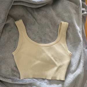 Ljusgul topp - Söt topp från H&M, Strl xs men passar också s! fint skick💛💛 Spårbar frakt 51kr