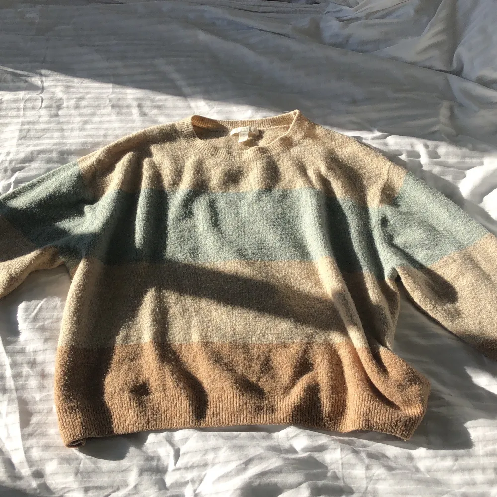 Säljer denna stickade tröja från H&M då den inte längre används. Den är i storlek XL men är väldigt liten i storleken så skulle säga att den passar en S💗. Stickat.