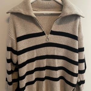 Randig stickad tröja med krage - Från STOCKH LM, köpt på MQ Nypris 799kr Fint men använt skick 💕