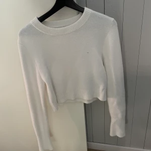 Tröja - Tröja från zara, strl m. Har ett litet hål men inget man tänker på