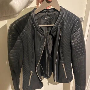 Skinnjacka  - Säljer denna skinnjacka från Gina Tricot. Fint skick. 