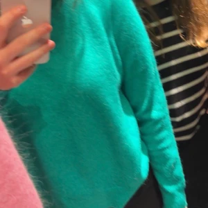 Zara tröja  - Säljer min jätte fina och mysiga gröna tröja från zara! 💚som är helt slutsåld 💗köptes förra vintern men är knappt använd! 💗
