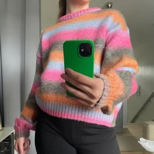 Stickad tröja - Stickad tröja från bikboks höstkollektion 2021. Väldigt sparsamt använd. Jag har Medium i storlek men köpte en Large då jag ville ha den lite mer oversized.