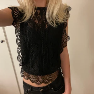 Zara tröja - Säljer denna sjukt snygga toppen ifrån zara i storlek S, man ser igenom den så det passar perfekt med ett svart linne eller något liknande som jag har på de 2 första bilderna. 💕