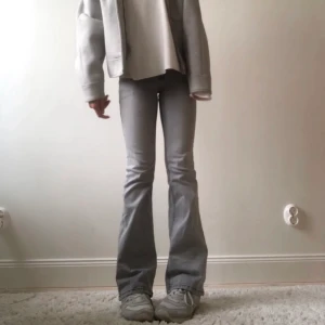 Seven for all mankind jeans  - Ett par gråa seven jeans så snygga aldrig använda. Nypris 2000! Buda från 650 (högsta budet) eller köp direkt för 1000❤️