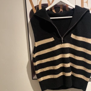 Stickad väst - Stickad väst från Gina tricot som aldrig kommit till användning. Passar xs-m