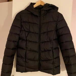 S - Jackan är använd bara 3 gånger tycker inte den passar mig så vill sälja den💕