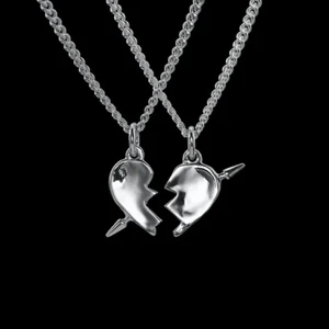 Maria Nilsdotter halsband - Säljer mitt högra Maria Nilsdotter halsband för 1387kr, har kvar boxen💕  