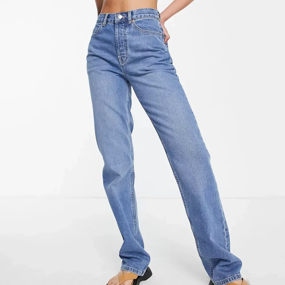 HELT NYA långa jeans från asos som säljer snabbt!. Jeans & Byxor.