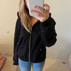 Svart ziphoodie - Vanlig svart zipphoddie!