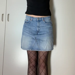 Jeanskjol från weekday - Jeanskjol från weekday. Jeanstyget är ljusblått. Storlek 40. Midjemått: 76 cm. 