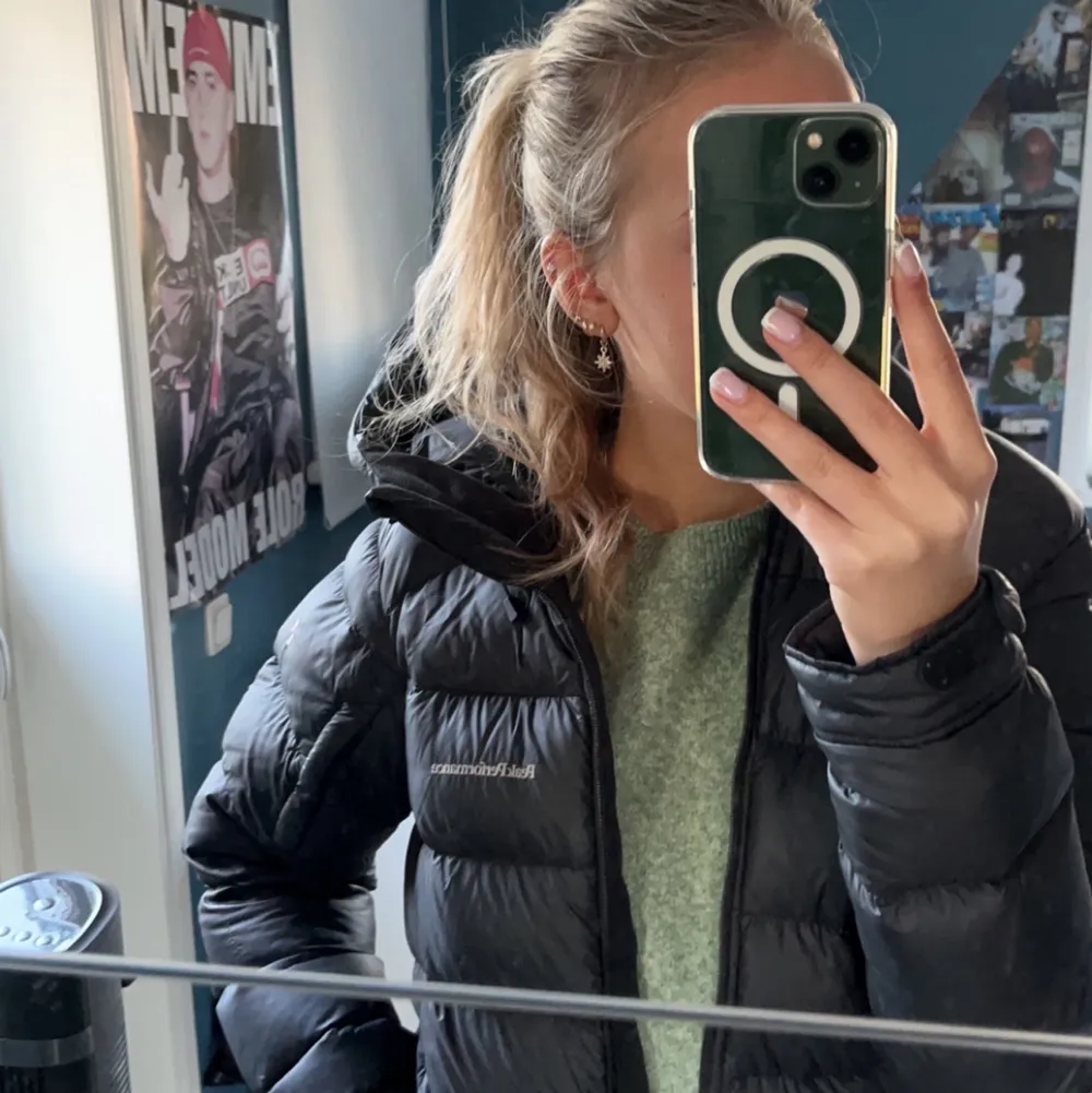 Säljer nu min svarta peak performance jacka i modell FROST dunjacka dam. Köpt förra vintern i en peak performance butik. Köpt för nypris 4000kr och säljer nu för 1800kr. Jackan är i mycket bra skick. Storlek M.💕 Hör gärna av er om frågor eller fler bilder. Takit.