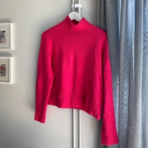 Rosa tröja & Other Stories - Rosa och gosig tröja från & Other Stories. Storlek S. Använt skick men fin i sin helhet!