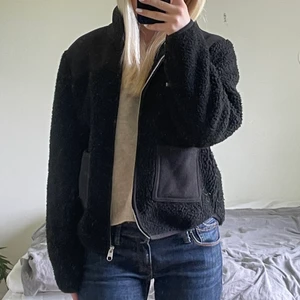 Kofta/ jacka - Kofta/ jacka från Nelly, knappt använd och i fint skick, köparen står för frakten på 79kr🫶