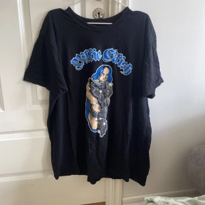 Billie eilish tröja - Säljer en as cool billie eilish tröja. Tror det är en rätt så sällsynt merch, säljer då den inte riktigt får plats eller passar in i min garderob. Säljer den rätt så billigt då den är lite sliten vid texten men inget som märks tydligt. 