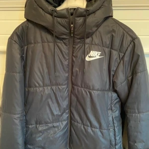 Nike jacka - Jackan Nike , vädertåligaDesignen med åtsittande huva och Swoosh-tejp gör den till en favorit i kallt väder. Då denna jacka blivit för liten för min dotter är det dags att sälja den.Använd bara 1 vinter,i jättefint skick.Stl.M passar även en S  