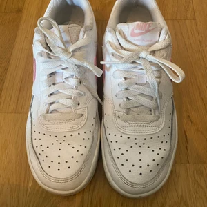 Skor - Nike air force med rosa detaljer använda 3 gånger 